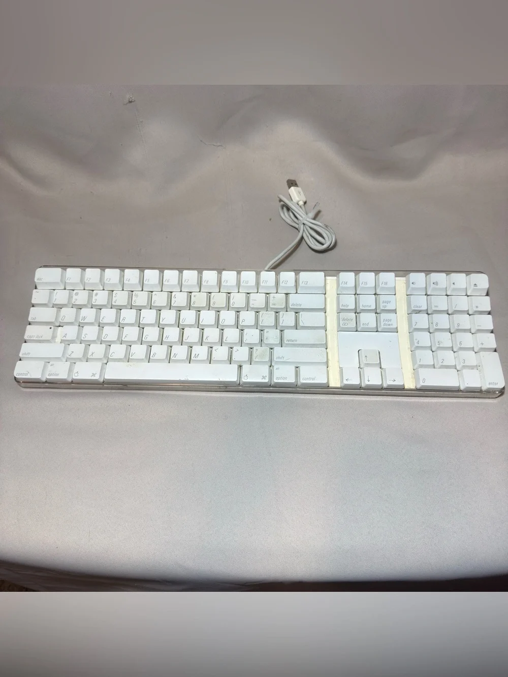 Apple A1048 Wired USB Full Sized Keyboard